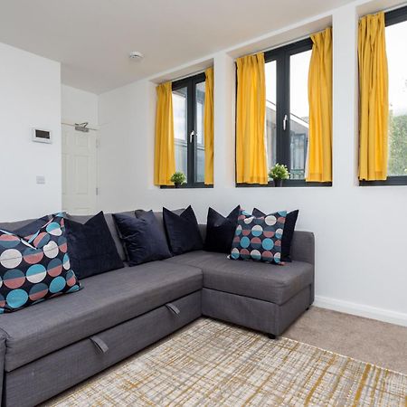 Flat 7- Spacious Studio Flat In The Heart Of Crawley מראה חיצוני תמונה