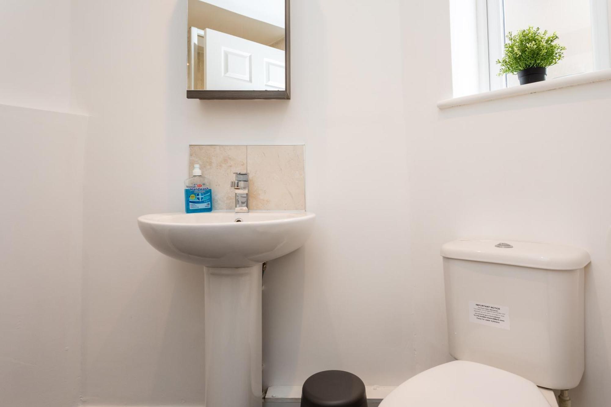 Flat 7- Spacious Studio Flat In The Heart Of Crawley מראה חיצוני תמונה