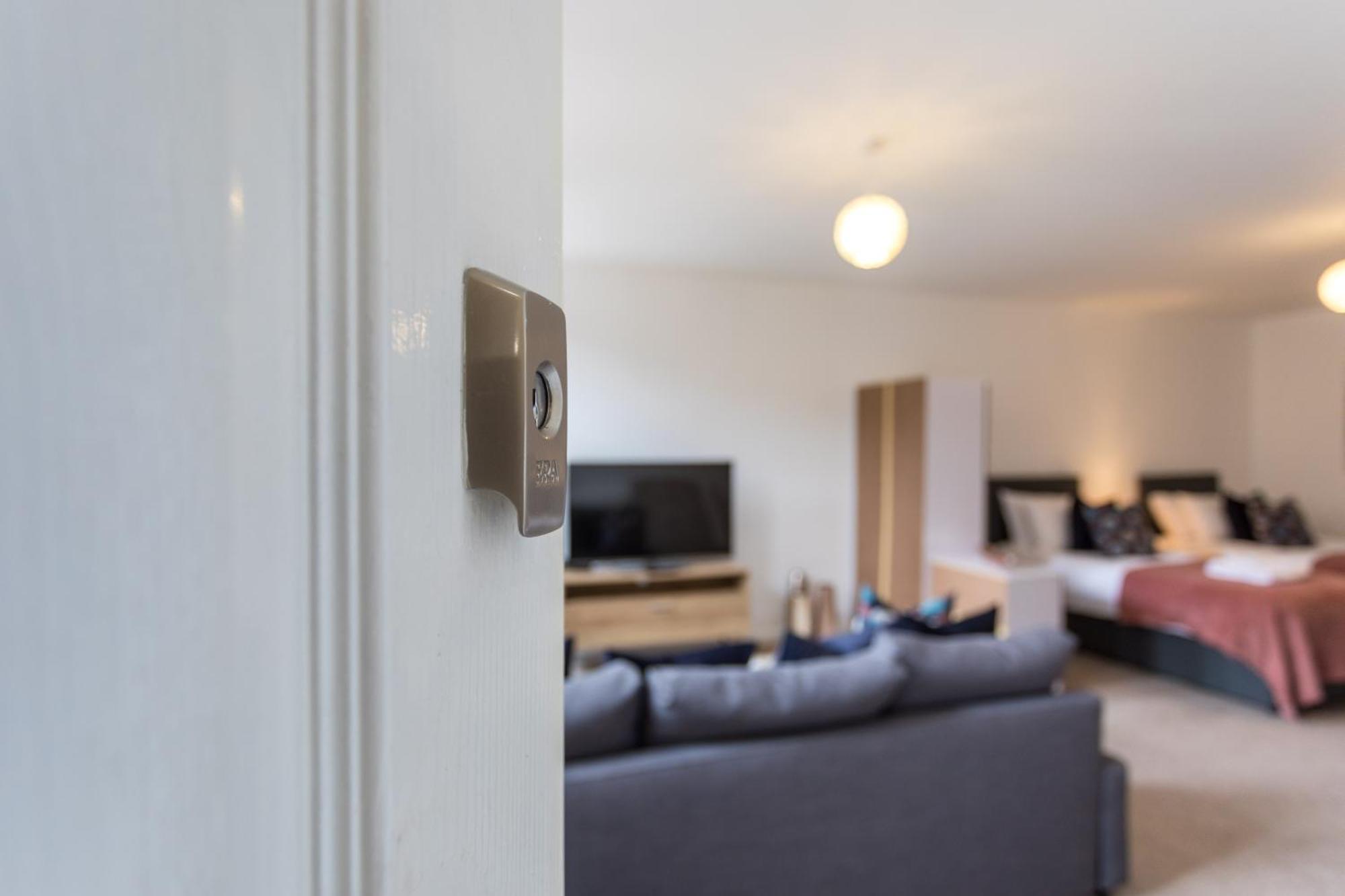 Flat 7- Spacious Studio Flat In The Heart Of Crawley מראה חיצוני תמונה