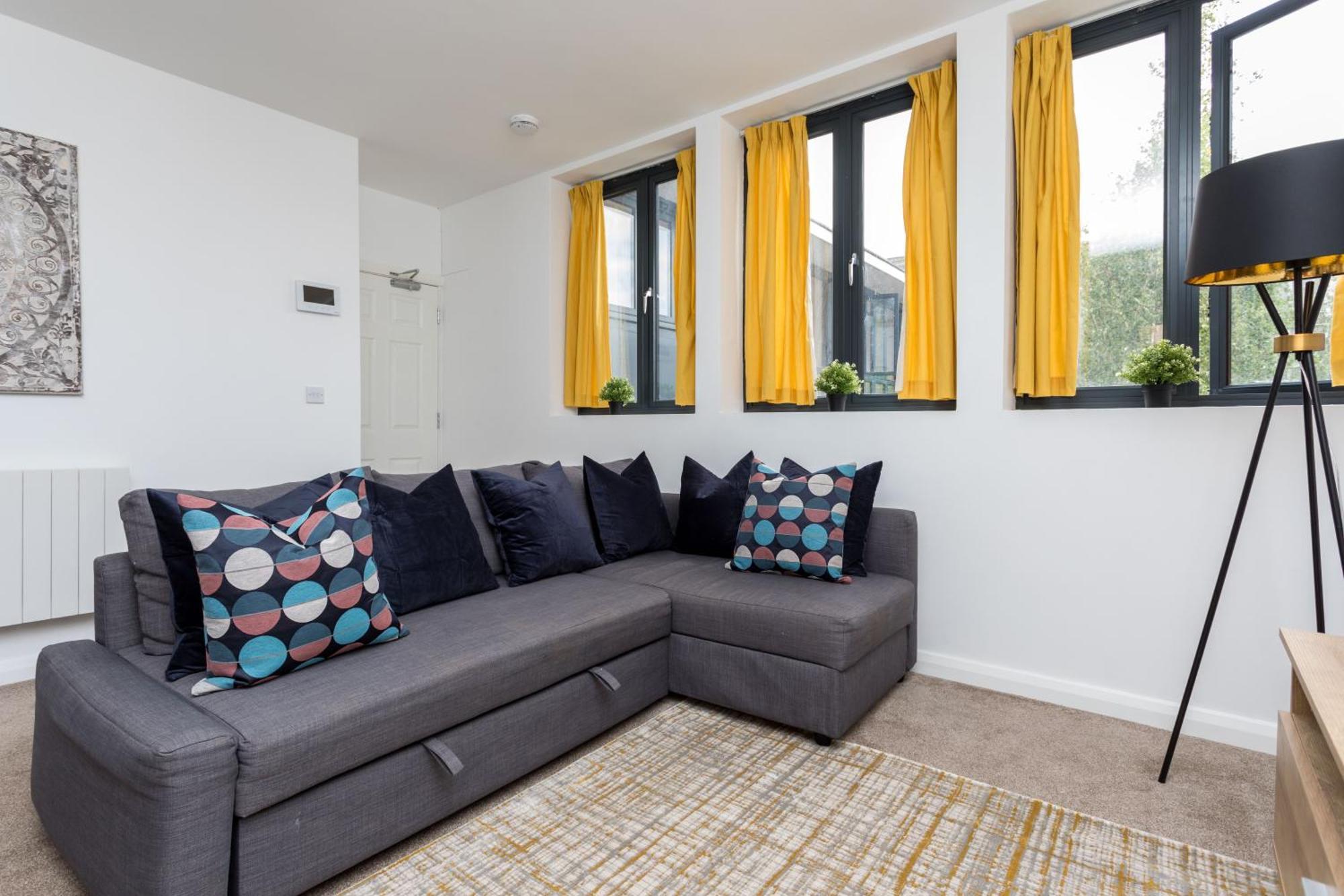 Flat 7- Spacious Studio Flat In The Heart Of Crawley מראה חיצוני תמונה