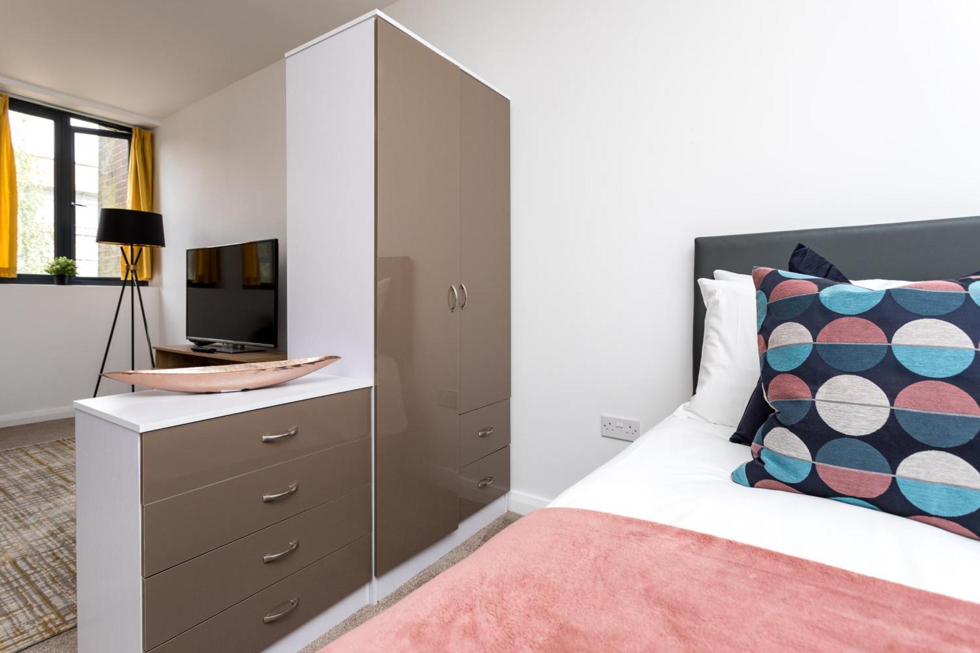 Flat 7- Spacious Studio Flat In The Heart Of Crawley מראה חיצוני תמונה