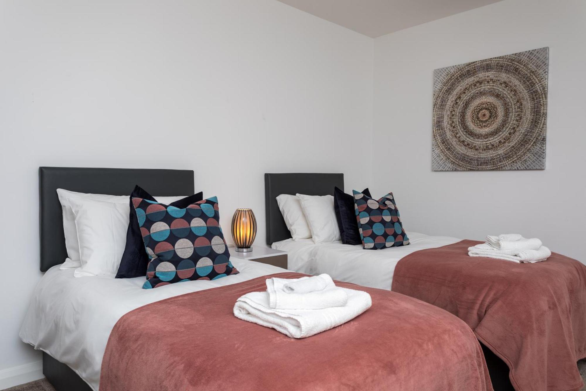 Flat 7- Spacious Studio Flat In The Heart Of Crawley מראה חיצוני תמונה