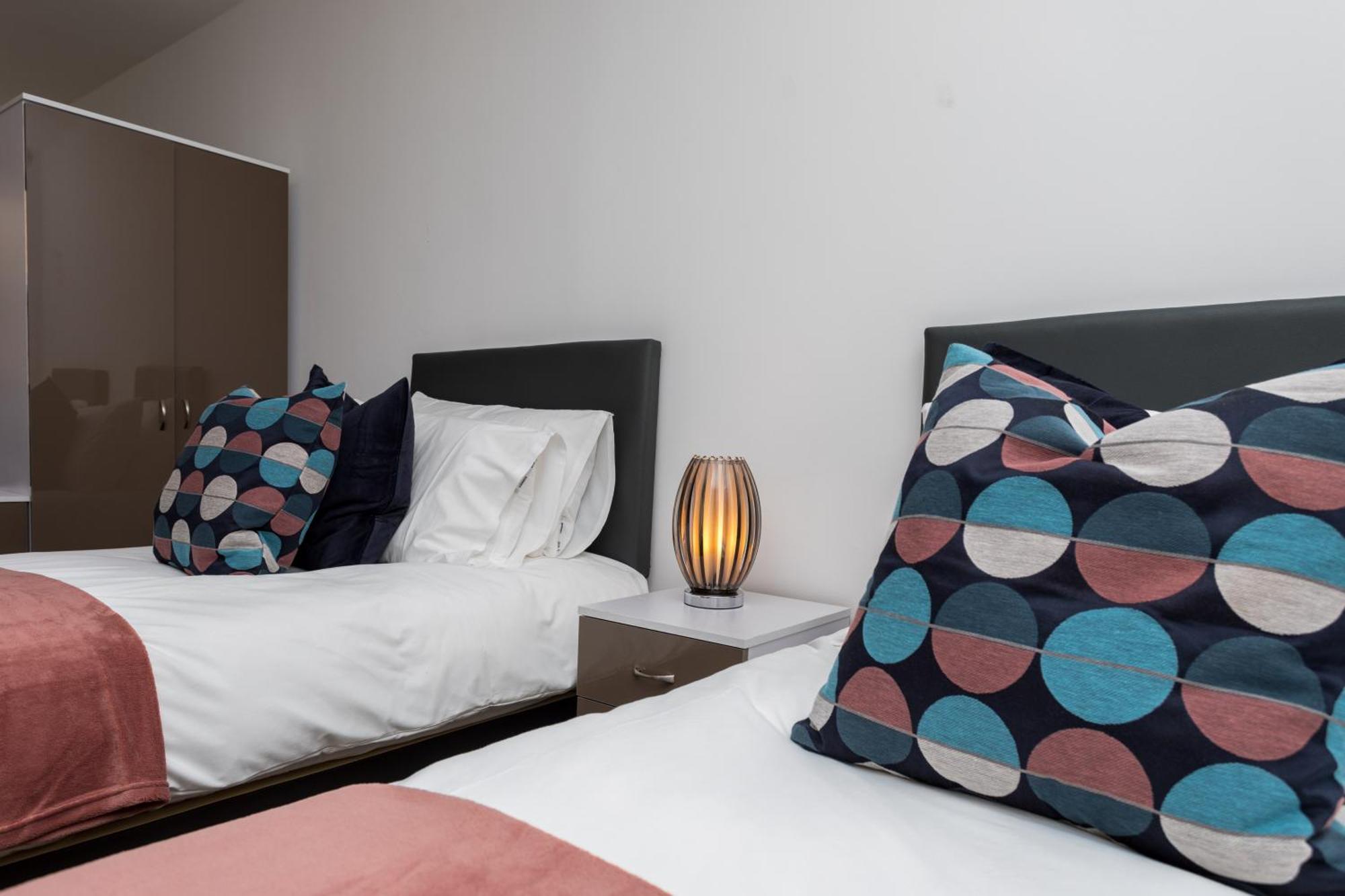 Flat 7- Spacious Studio Flat In The Heart Of Crawley מראה חיצוני תמונה