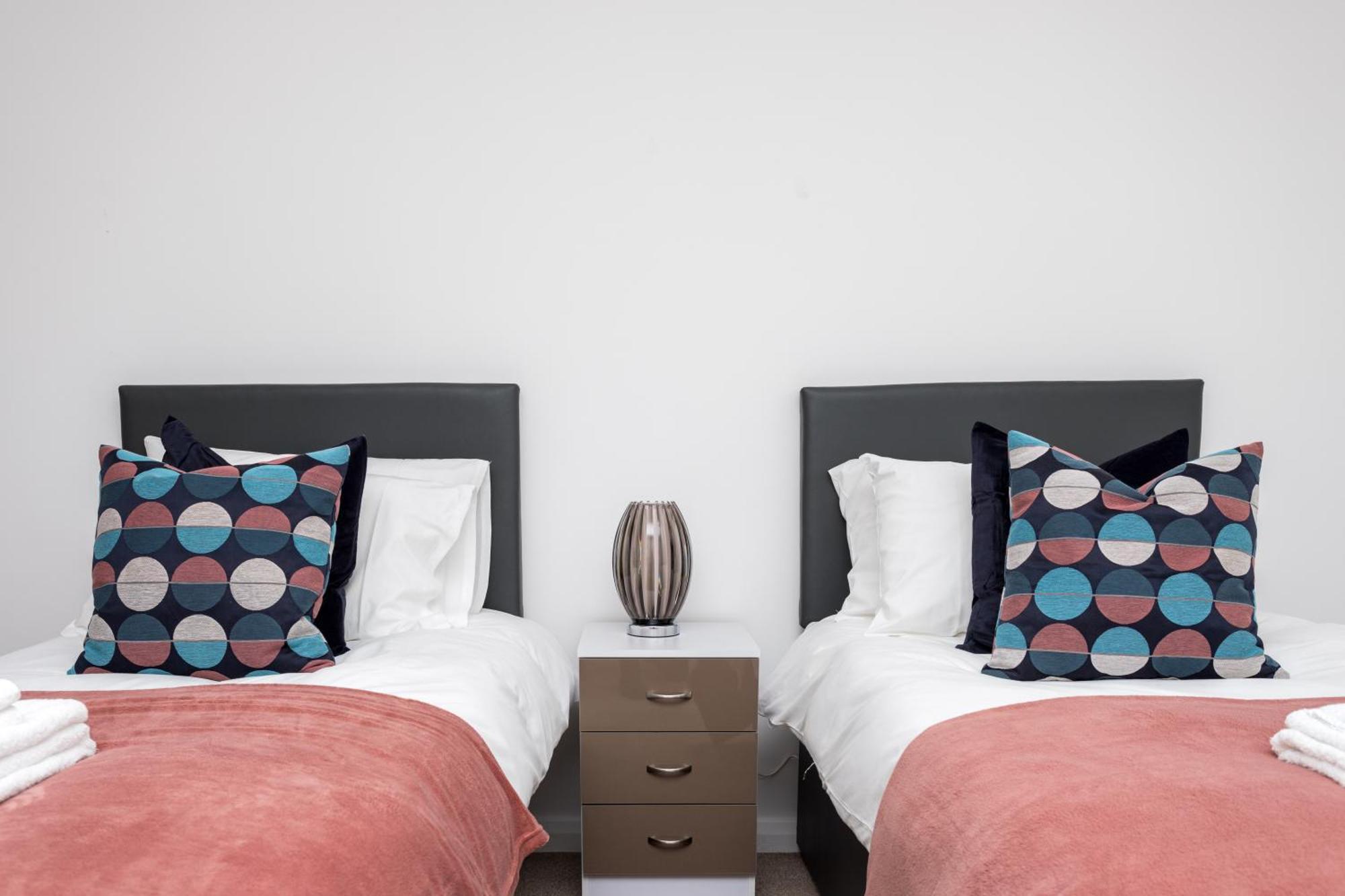Flat 7- Spacious Studio Flat In The Heart Of Crawley מראה חיצוני תמונה